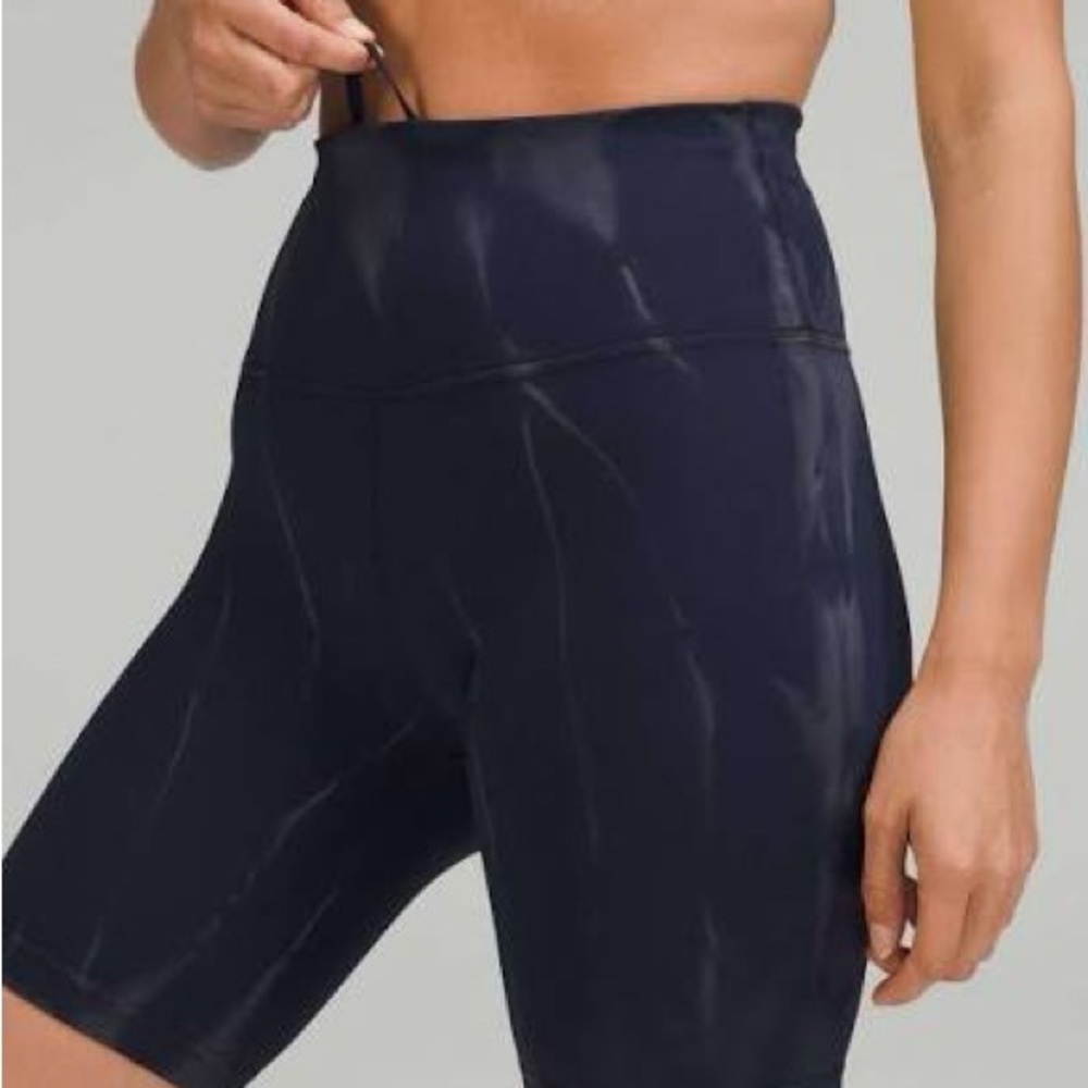 Lululemon Wunder Train HR Short 8" in Sun-bleached wash / true navy size 6